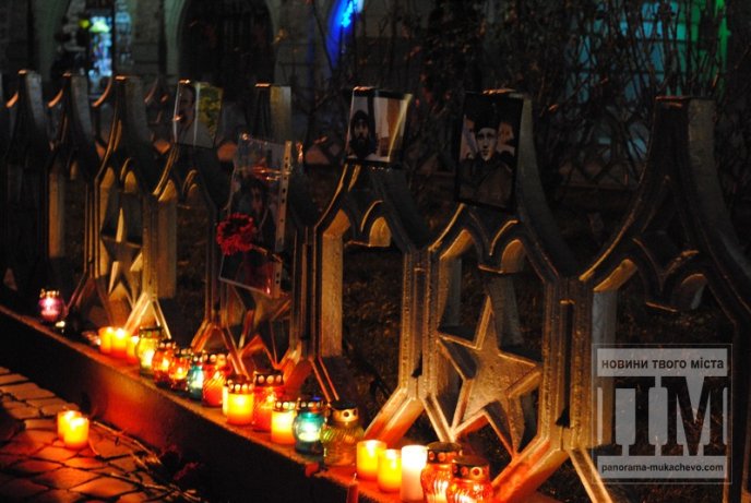 Мукачівці пом’янули героїв, які загинули на Майдані (ФОТО) – 06