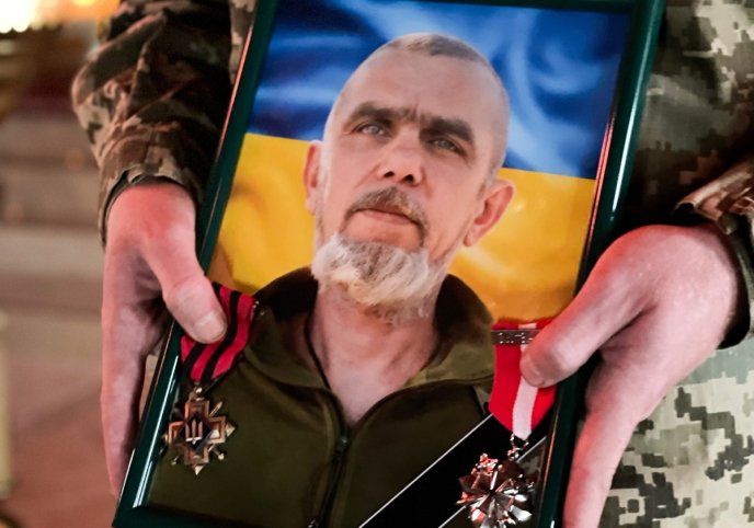 У Мукачеві поховали воїна, який загинув на війні – 01