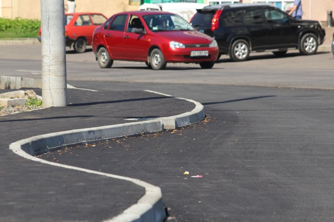 У Мукачівському міськвиконкомі прокоментували інцидент з асфальтуванням вулиці Данила Галицького під час дощу – 03