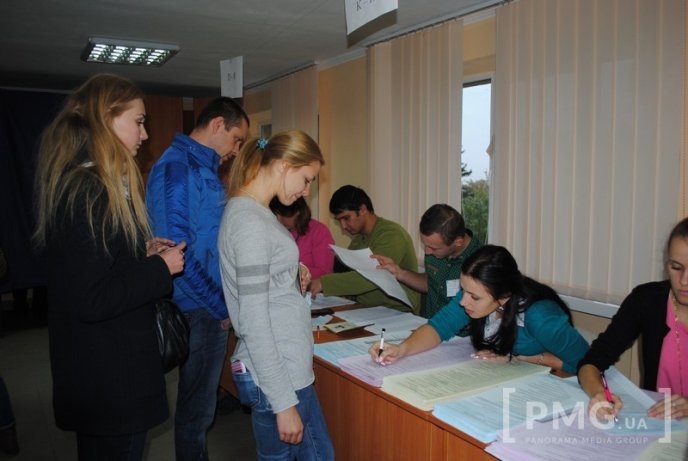 Студенти УжНУ стоять у чергах, аби проголосувати – 06