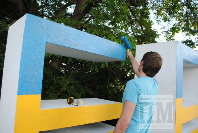 Вказівник Мукачево отримав "обличчя" кольорів державного прапору (ФОТОРЕПОРТАЖ) – 18