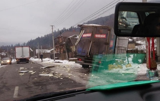 На Великоберезнянщині зітнулися вантажівки – 02