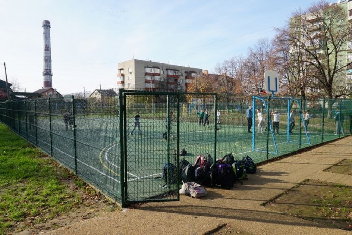 У Мукачеві в НВК №11 відкрили міні-футбольне поле – 02 У Мукачеві в НВК №11 відкрили міні-футбольне поле – 02