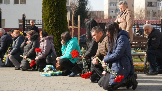Мукачево навколішках попрощалося із Героєм, який захищав Маріуполь – 01