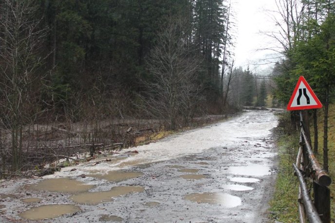 На Рахівщині селевий потік змив дорогу на Драгобрат – 08