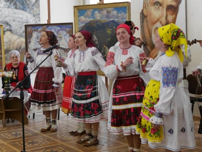 Закарпатську співачку, яка відкрила українцям баладу «Гей, пливе кача по Тисині», нагородили почесною відзнакою – 08