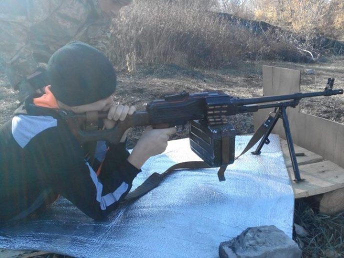 Бійці 128-ї бригади дали школярам постріляти із автомату, кулемету та пістолету – 04