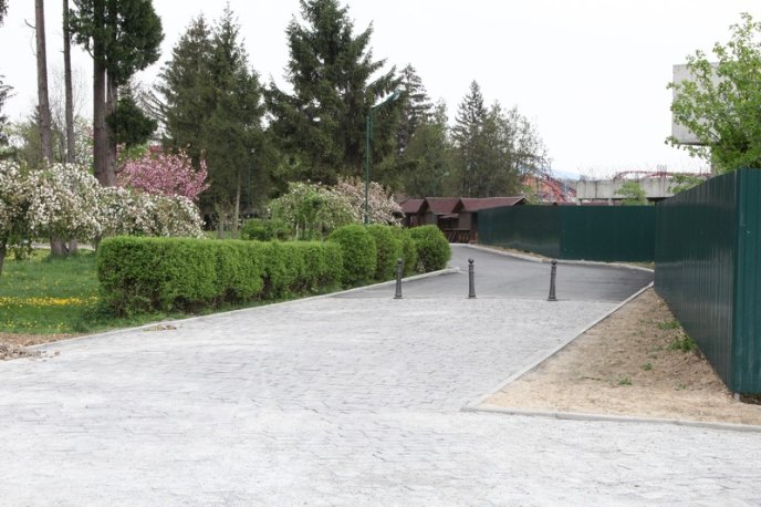 У мукачівському парку «Перемога» встановили обмежуючі стовпи – 02