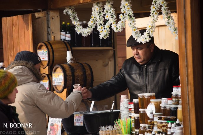 Мед, вино, бринза, сир та ковбаси: в Ужгороді стартував смачний фестиваль – 01