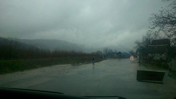 У Дубовому річка розлилась вулицями селища – 02