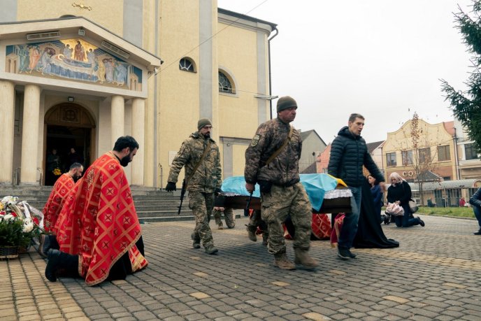 Був відважним воїном: в області провели в останню путь полеглого Героя – 05