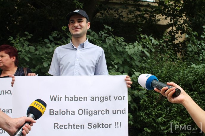 "Віктор Балога – зрадник Закарпаття", "Спасибі закарпатській міліції" – в Ужгороді пройшов мітинг поблизу УМВС та ОДА – 05