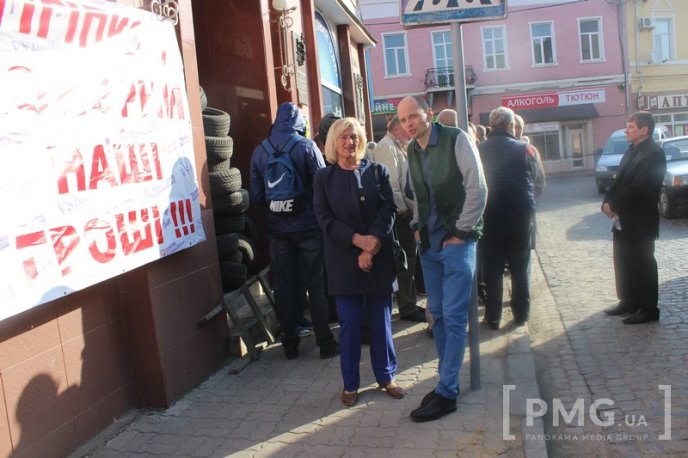 У центрі Мукачева люди вийшли на пікет: принесли шини і вимагають повернути вкрадені гроші – 04