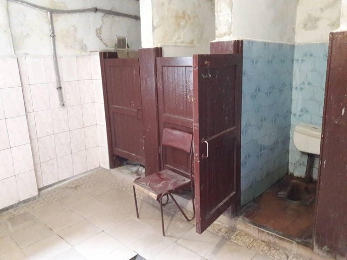 Повна антисанітарія: як виглядає громадський платний туалет у центрі Ужгорода – 03