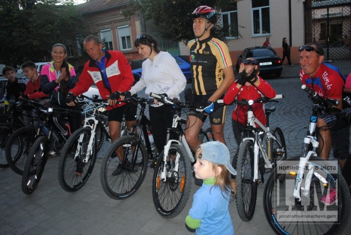 Велолюбителі Мукачева "прокатались" історичними місцями міста (ФОТО) – 35