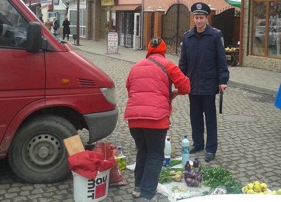 Хустські правоохоронці боряться проти стихійної торгівлі – 03