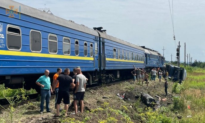 Поїзд зіткнувся з вантажівкою: є постраждалі, пасажирів евакуювали – 04 Поїзд зіткнувся з вантажівкою: є постраждалі, пасажирів евакуювали – 04