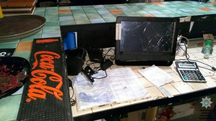 Чоловік влаштував погром у одному з закладів Ужгорода – 03