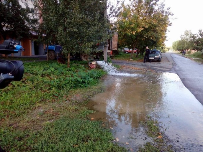 В одному з мікрорайонів Мукачева залило вулиці через прорив труби – 01