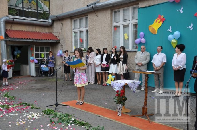 Свято "Останнього дзвоника" зібрало у Мукачівській ЗОШ №7 багато гостей (ФОТОРЕПОРТАЖ) – 04