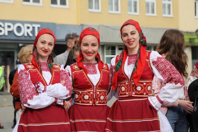 Урочиста хода і концерт: як в Ужгороді відзначали День вишиванки – 01