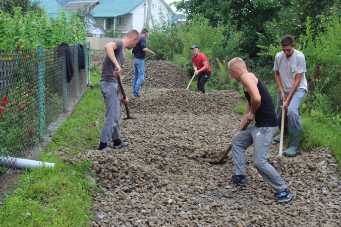 На Тячівщині люди самотужки відремонтували дві комунальні вулиці – 04