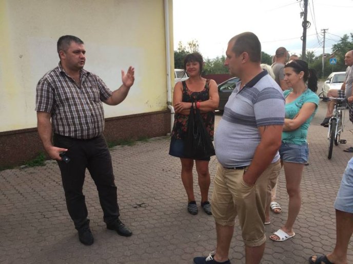 Людям увірвався терпець і вони перекрили у Берегові дорогу: названо причину – 03