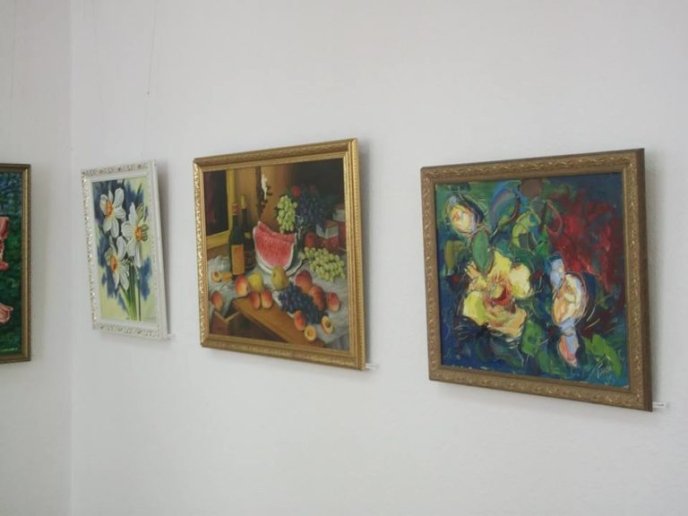 До Дня матері у Хусті відкрилась святкова виставка робіт художників – 01