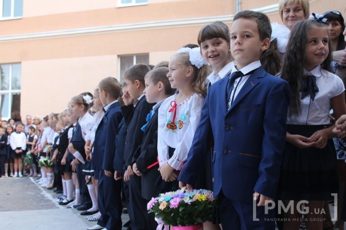 НВК "Гармонія" урочисто відзначила свято Першого вересня лінійкою у вишиванках – 10