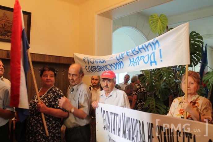Русини прийшли з протестом під будівлю Мукачівської ратуші – 08
