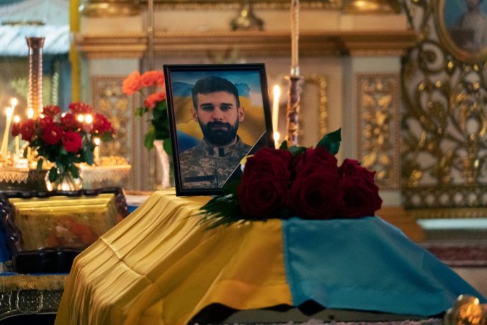 У Мукачеві поховали воїна, який загинув, захищаючи Україну – 01