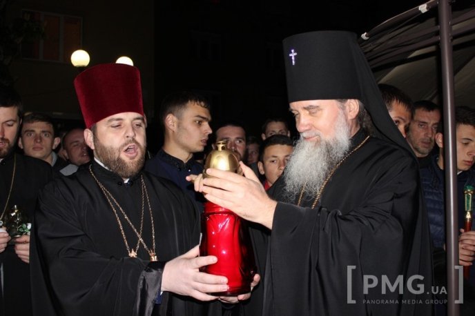 Мукачівці зустріли Благодатний Вогонь, який зійшов у Єрусалимі – 21