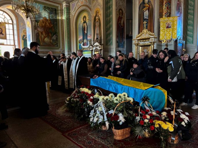 Мукачево попрощалось із молодим захисником, який загинув на війні – 01