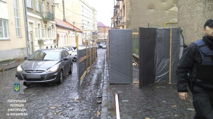 В Ужгороді патрульні склали постанову на посадовця за будівництво на вулиці Духновича – 03