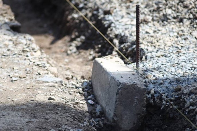 На вулиці Парканія у Мукачеві ремонтують тротуар – 02