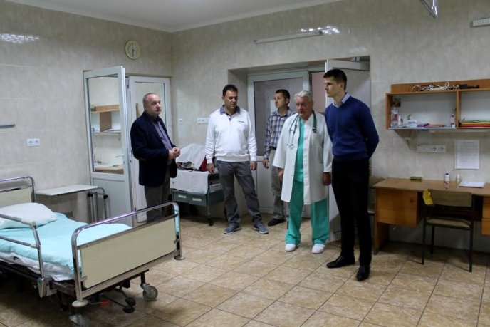 Жахи Хустської райлікарні: дах в аварійному стані й у дощ протікає, по стінах стікає вода, у палатах – грибок та плісень – 10