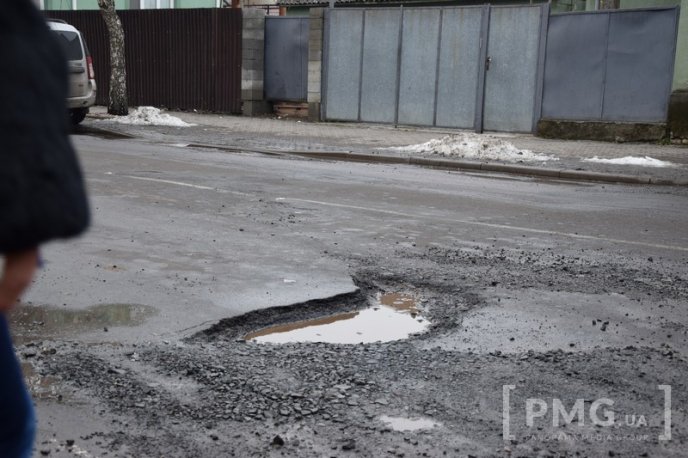 Яма на ямі: дороги Мукачева вкриті вибоїнами – 08
