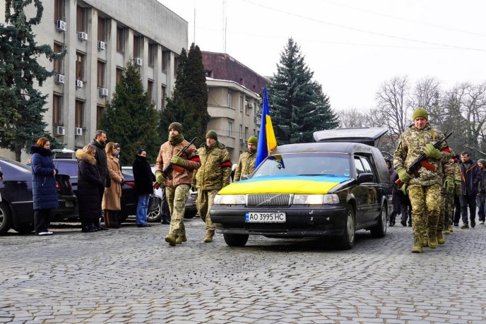 В Ужгороді поховали захисника, якого майже 2 роки вважали зниклим безвісти – 04