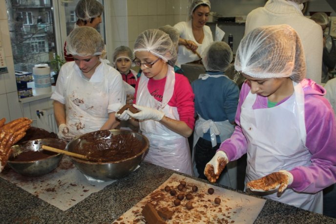 Ужгородський кондитер зробив шоколадну ялинку (ФОТО) – 03 Ужгородський кондитер зробив шоколадну ялинку (ФОТО) – 03