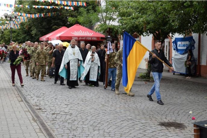 Сила-силенна людей пришли провести в останню путь загиблого у зоні АТО берегівчанина – 08