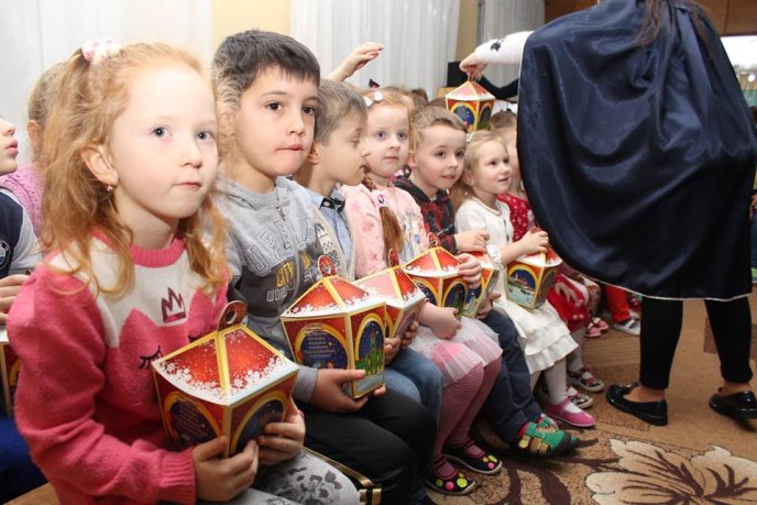 До Дня Святого Миколая мукачівські школярі та дошкільнята отримали подарунки – 04