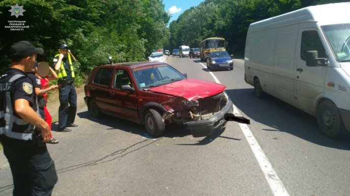 На трасі Київ-Чоп зіткнулися три машини. Серед них і авто поліції – 03