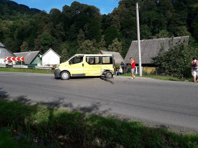 Потрійна ДТП: зіткнулися легковики і мікроавтобус – 04