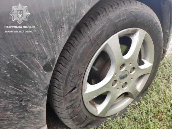 Хлопець порізав шини на авто, яке припаркували біля його дому – 03