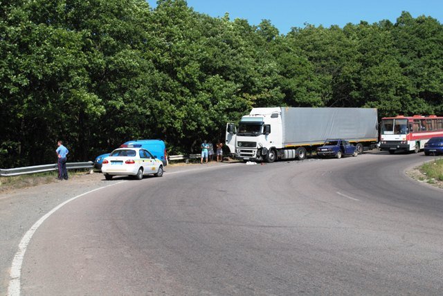 Неподалік Великої Копані ДТП: водій на "Жигулях" в’їхав у фуру – 02