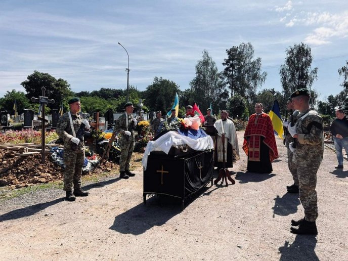 У Мукачеві поховали 25-річного Героя – 04