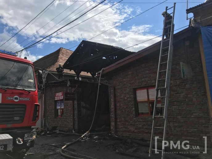 Пожежа у Мукачеві: горів торговий провулок по вулиці Духновича – 03