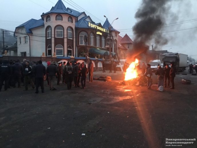 Обурені люди не розходяться: що зараз відбувається у Нижній Апші – 02
