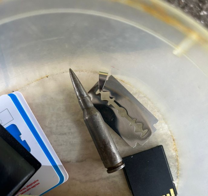 На кордоні зупинили молоду жінку, у її авто виявили дещо небезпечне – 04