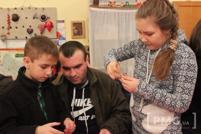 У Мукачеві діти власноруч робили валентинки військовим – 15